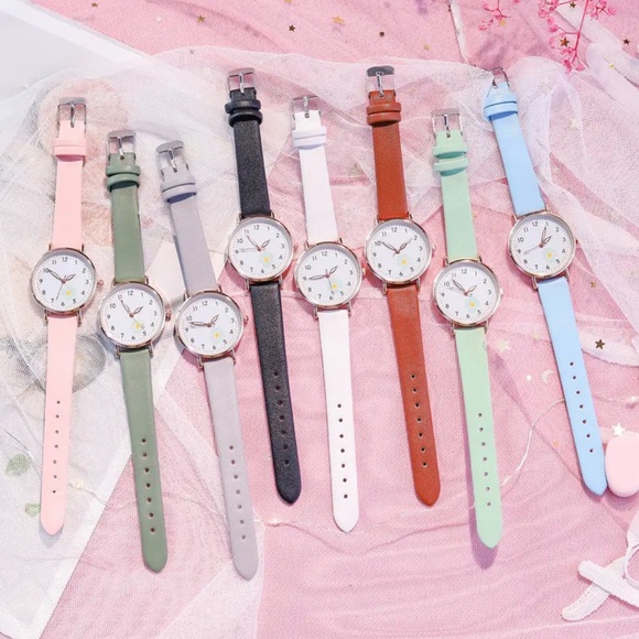 172. NEW| Women’s Floral Daisy Quartz Watch & Bracelet Set - Picture 4 of 4